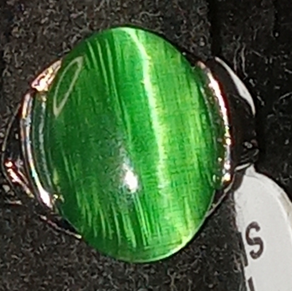 BLOWOUT Ladies Green Cat's-eye Stone Ring SZ 7 - Picture 1 of 5